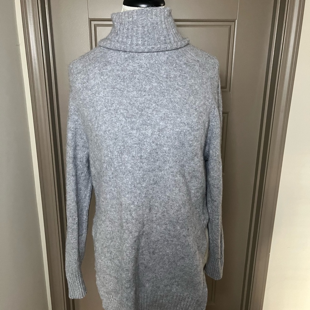 Saks Fifth Avenue Size M Cashmere Gray Sweater